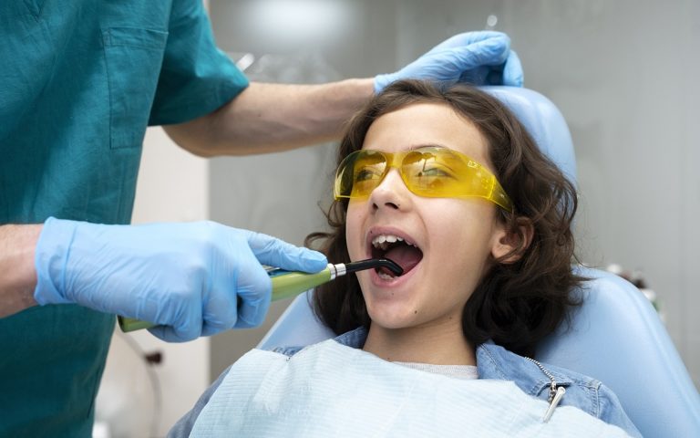 Pierwsza wizyta u dentysty – co warto wiedzieć